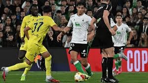 中甲冠军辽宁铁人队在沈阳故宫拍全家福：致敬历史，开启未来